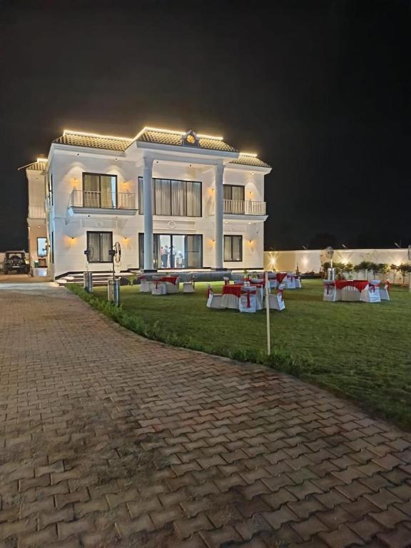 Peacock Bay Luxurious Farmhouse